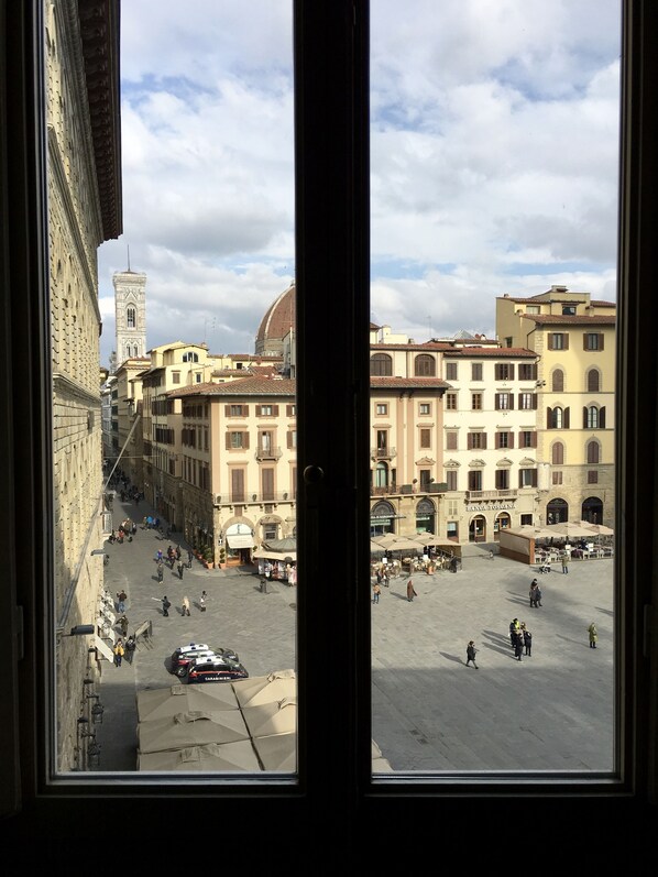 Suite romántica, baño en la habitación, vista a la ciudad | Vista desde la habitación