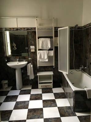 Economy-Doppel- oder -Zweibettzimmer, mit Bad | Badezimmer | Duschwanne, Komfortbadewanne, kostenlose Toilettenartikel, Haartrockner