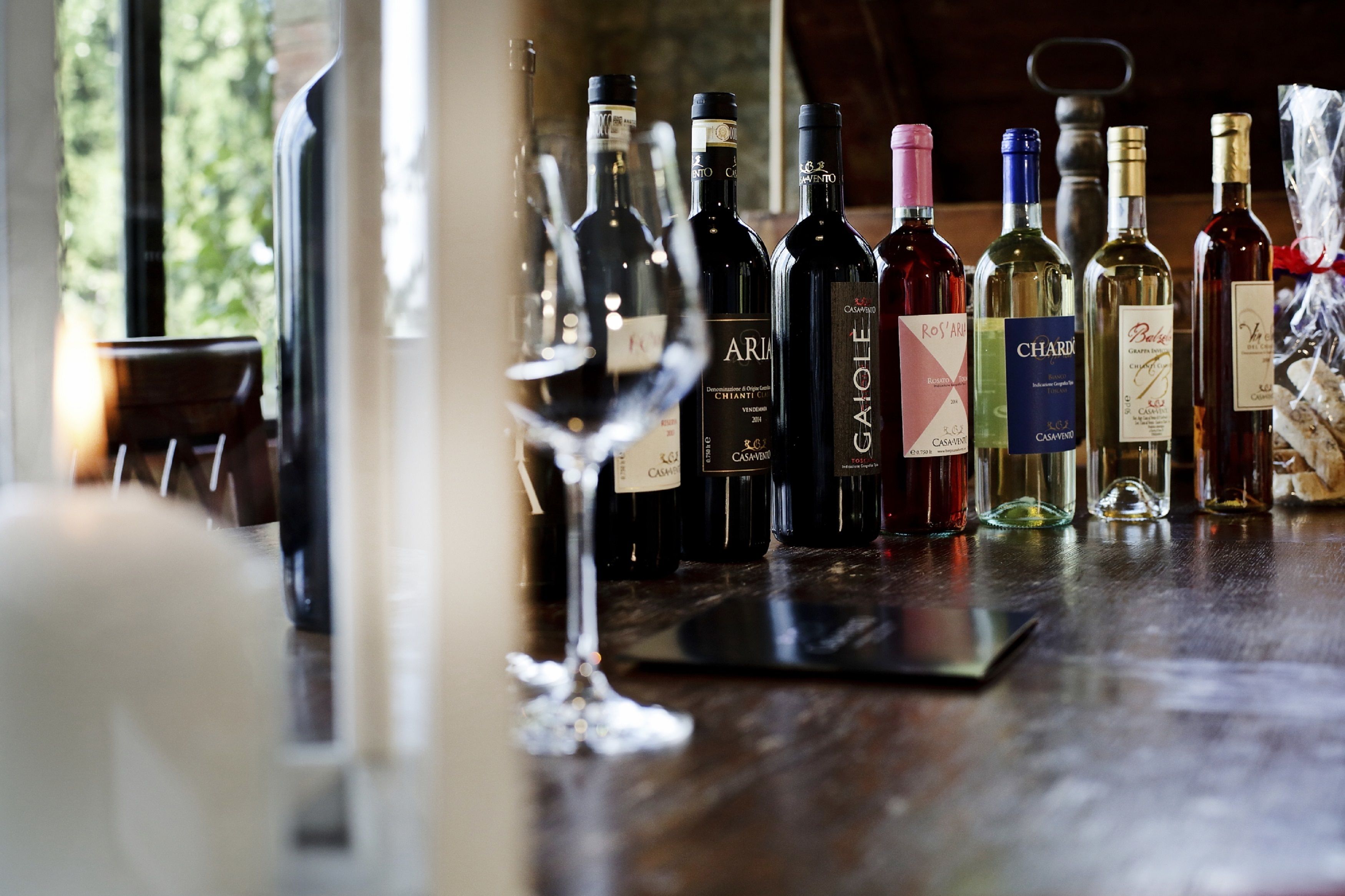 Plusieurs bouteilles de vin sont disposées sur une table en bois.