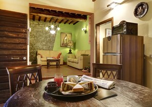 Apartament, 2 dormitoris (4 pax) | Sala d'estar | Televisor 