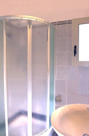 Dusche, Haartrockner, Handtücher