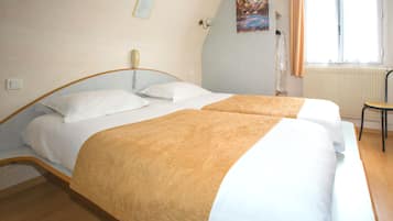 Twin Room | Pillow-top beds, desk, soundproofing, iron/ironing board