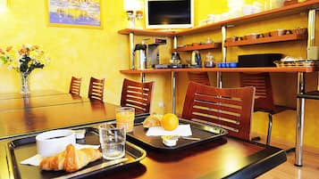 Café da manhã com buffet todos os dias mediante uma taxa
