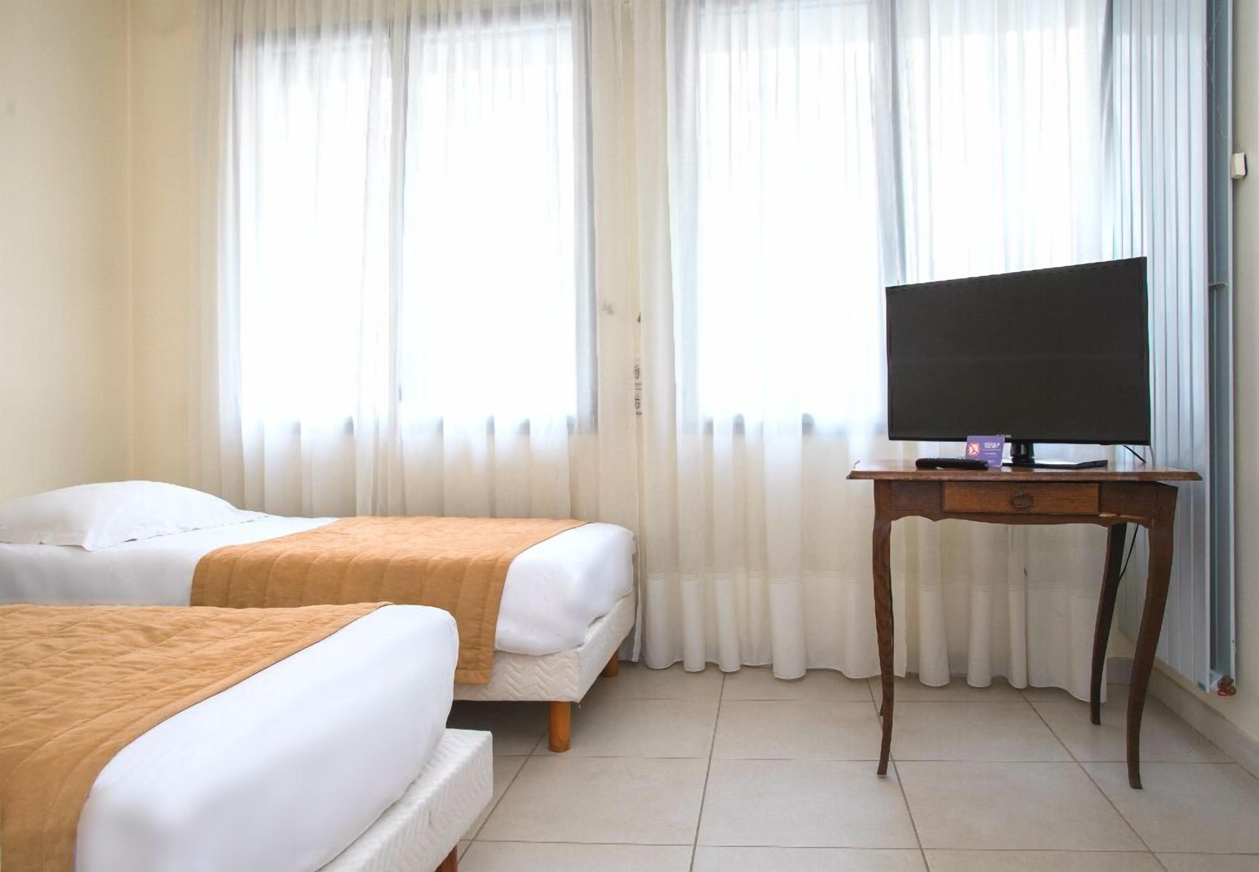 Twin Room | Pillow-top beds, desk, soundproofing, iron/ironing board