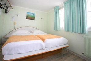 Pillow-top beds, desk, soundproofing, iron/ironing board - Hôtel de Rosny (Tours)