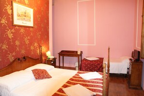 Triple Room | Premium bedding, in-room safe, desk, iron/ironing board (on request) - Hotel Europa (Perugia)