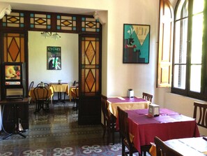 Tägliches Frühstücksbuffet (4 EUR pro Person)