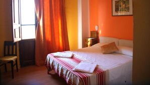 Ropa de cama de alta calidad y caja de seguridad en la habitación 