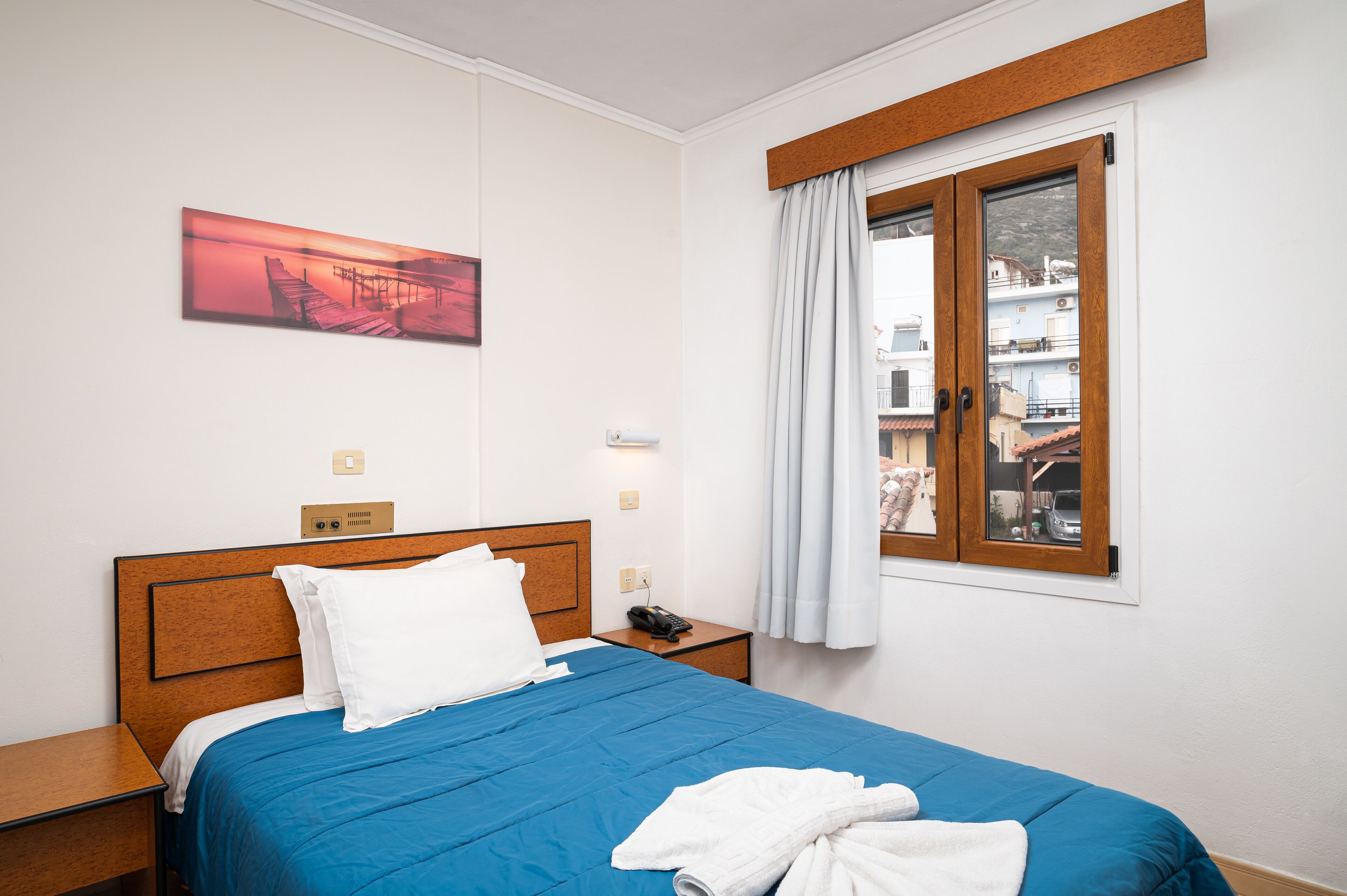 single room | minibar, in-room safe, desk, cots/infant beds