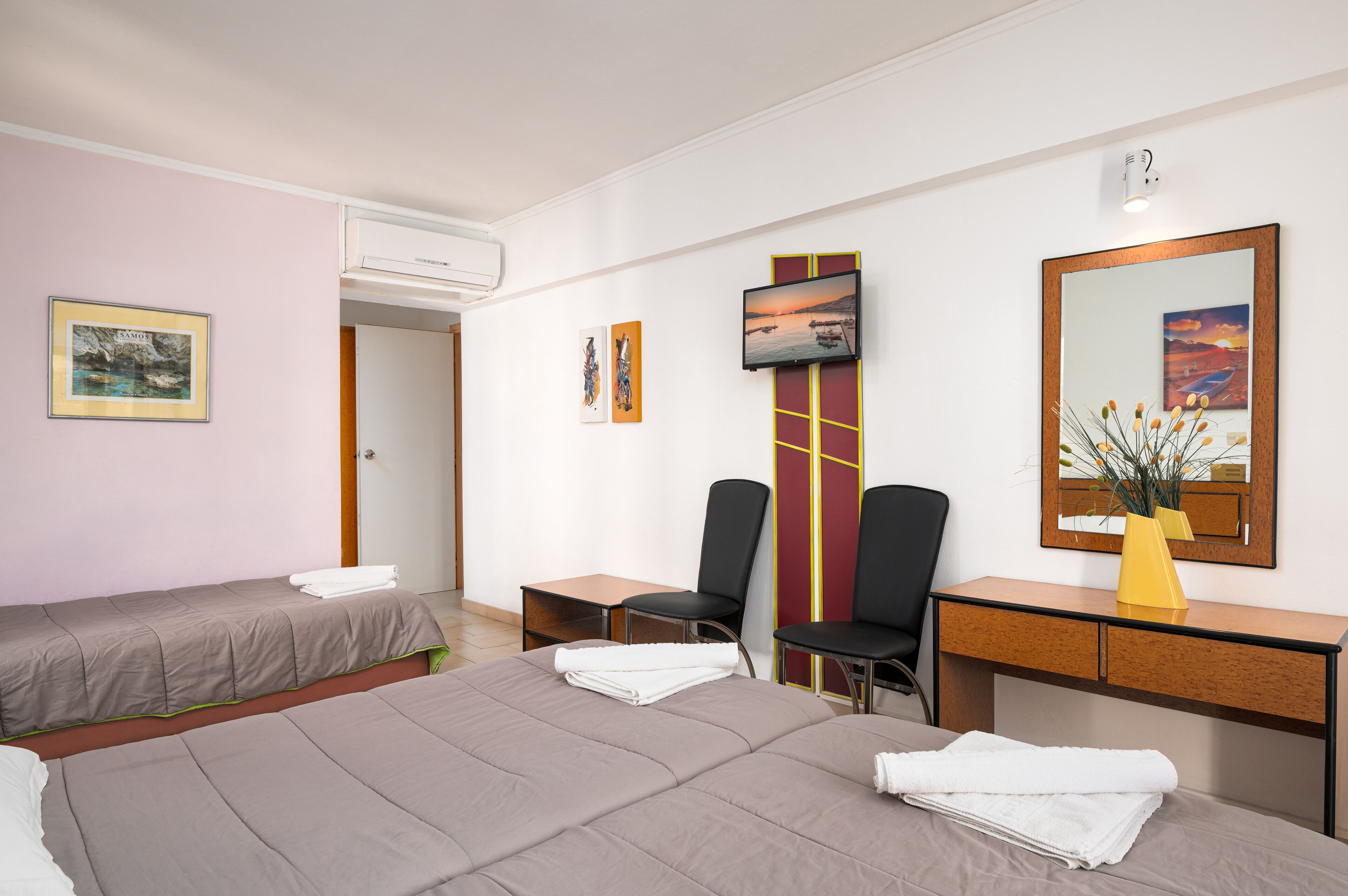 triple room | minibar, in-room safe, desk, cots/infant beds