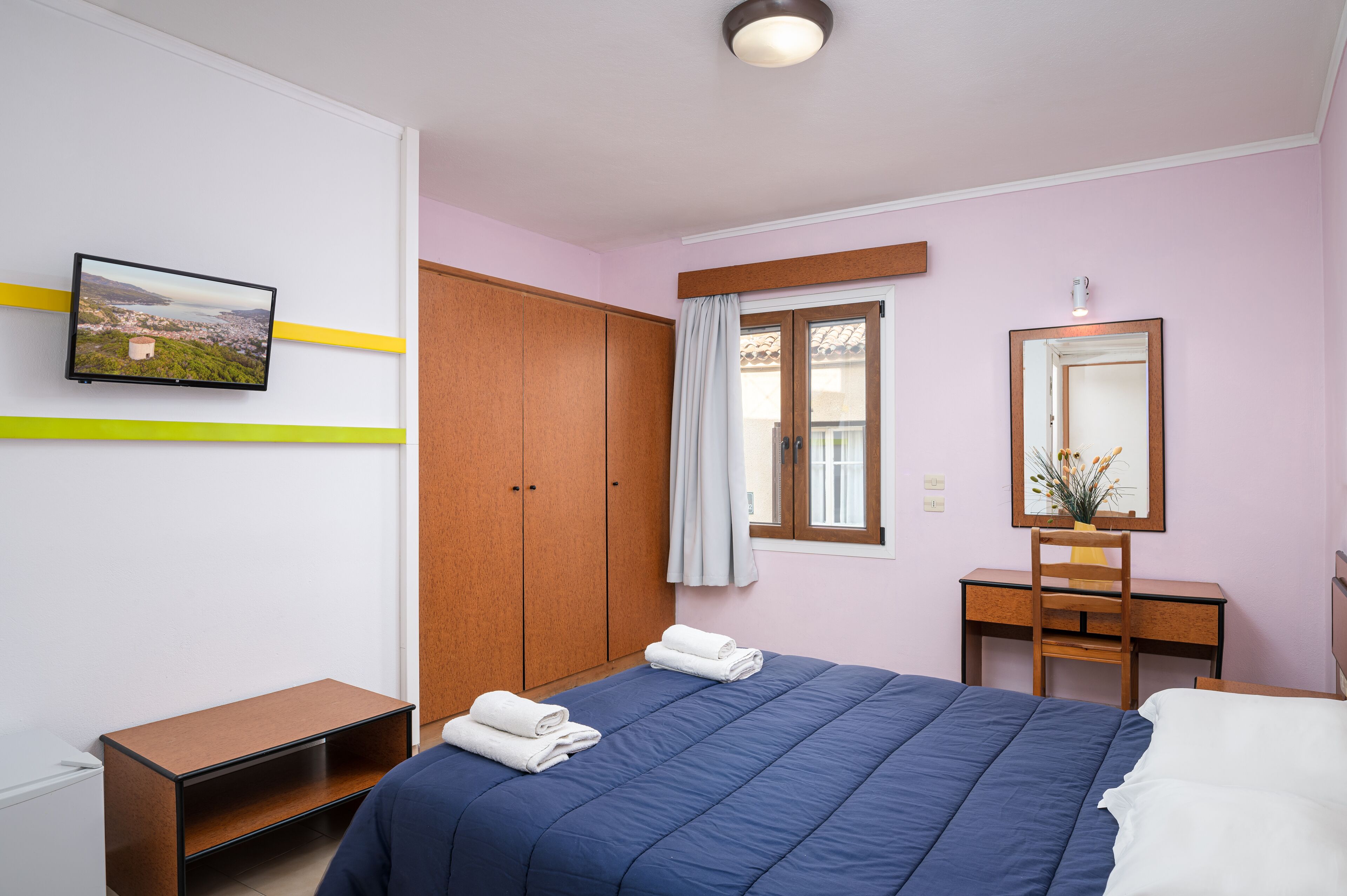 double room | minibar, in-room safe, desk, cots/infant beds