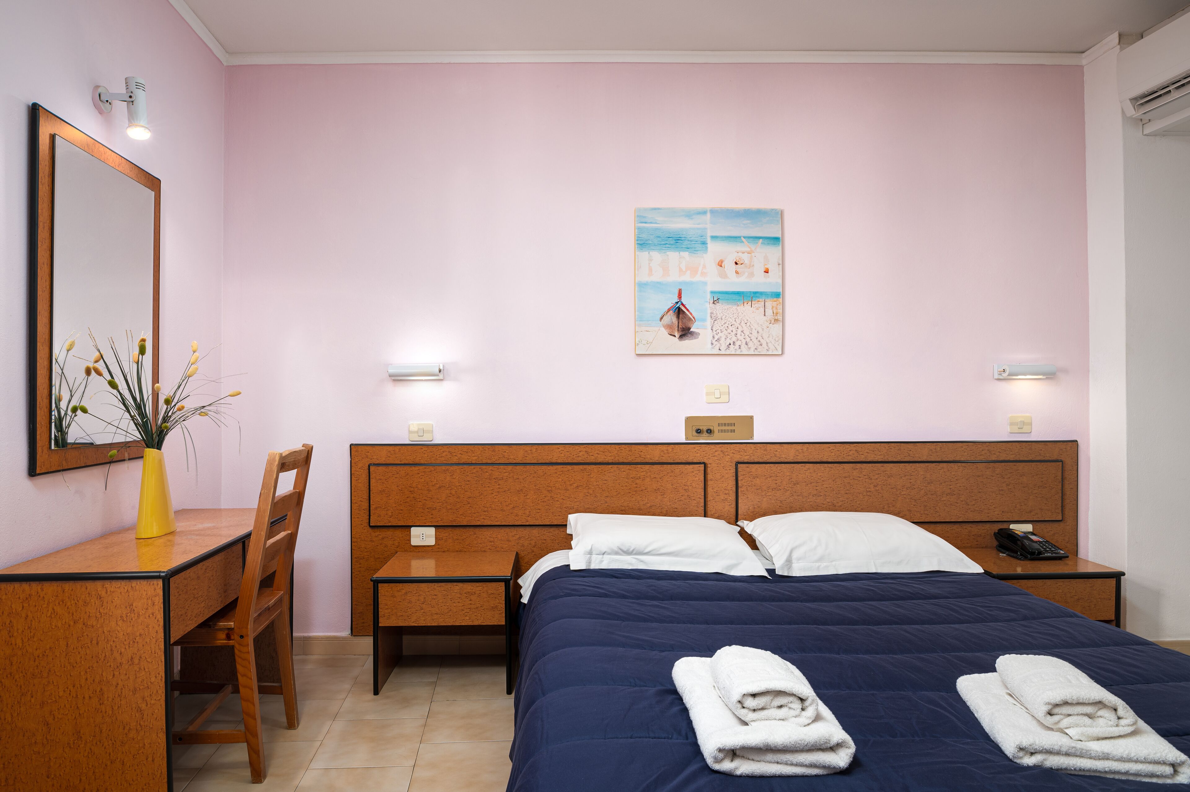 single room | minibar, in-room safe, desk, cots/infant beds