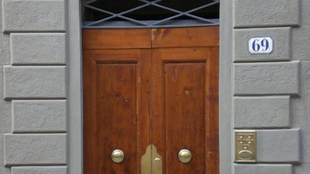 A double wooden door with brass handles and a small window above it. - Gianna's B&B (Florence)