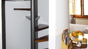 A spiral staircase with wooden steps and metal railings. - Gianna's B&B (Florence)