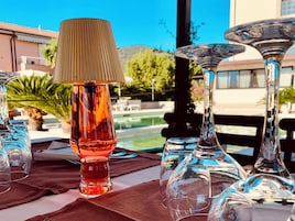 Una mesa con diferentes vasos, incluyendo un vaso alto y delgado y uno bajo y ancho, sobre un mantel.