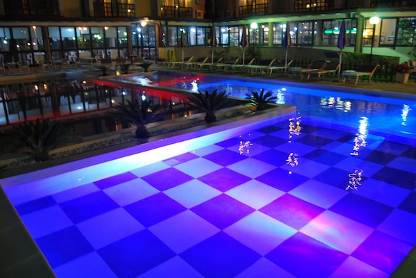Seasonal outdoor pool, open 9 AM to 7:30 PM, pool umbrellas