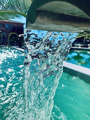 A water feature with a clear view of the pool and surrounding buildings. - Hotel River Park (Ameglia)