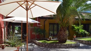 Leilighet – standard, 1 dobbeltseng med sovesofa, hageutsikt, 1. etasje | Terrasse/patio