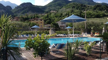 Piscina stagionale all'aperto, ombrelloni da piscina, lettini