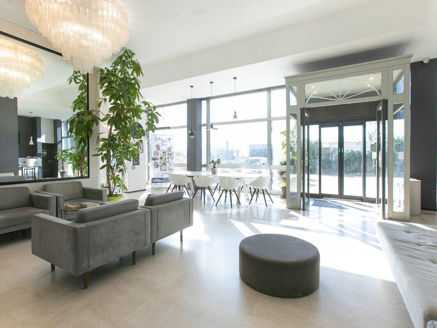 Télévision à écran plat de 32 pouces avec chaînes par satellite