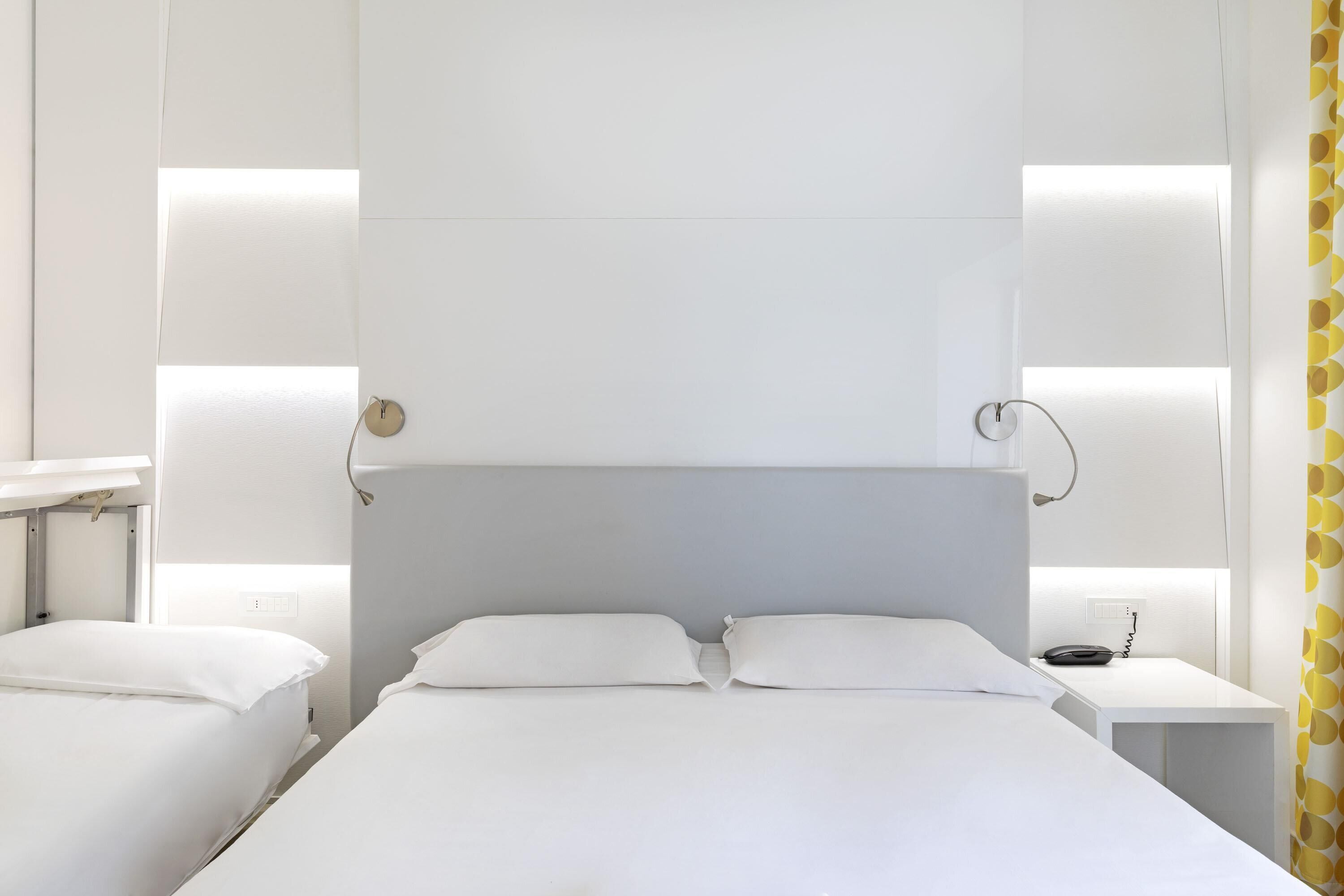 Quarto triplo standard, para não fumantes | Banheiro | Chuveiro, chuveiro com efeito de chuva, secador de cabelo 