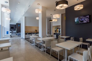 Dagelijks ontbijtbuffet (EUR 7.90 per persoon)