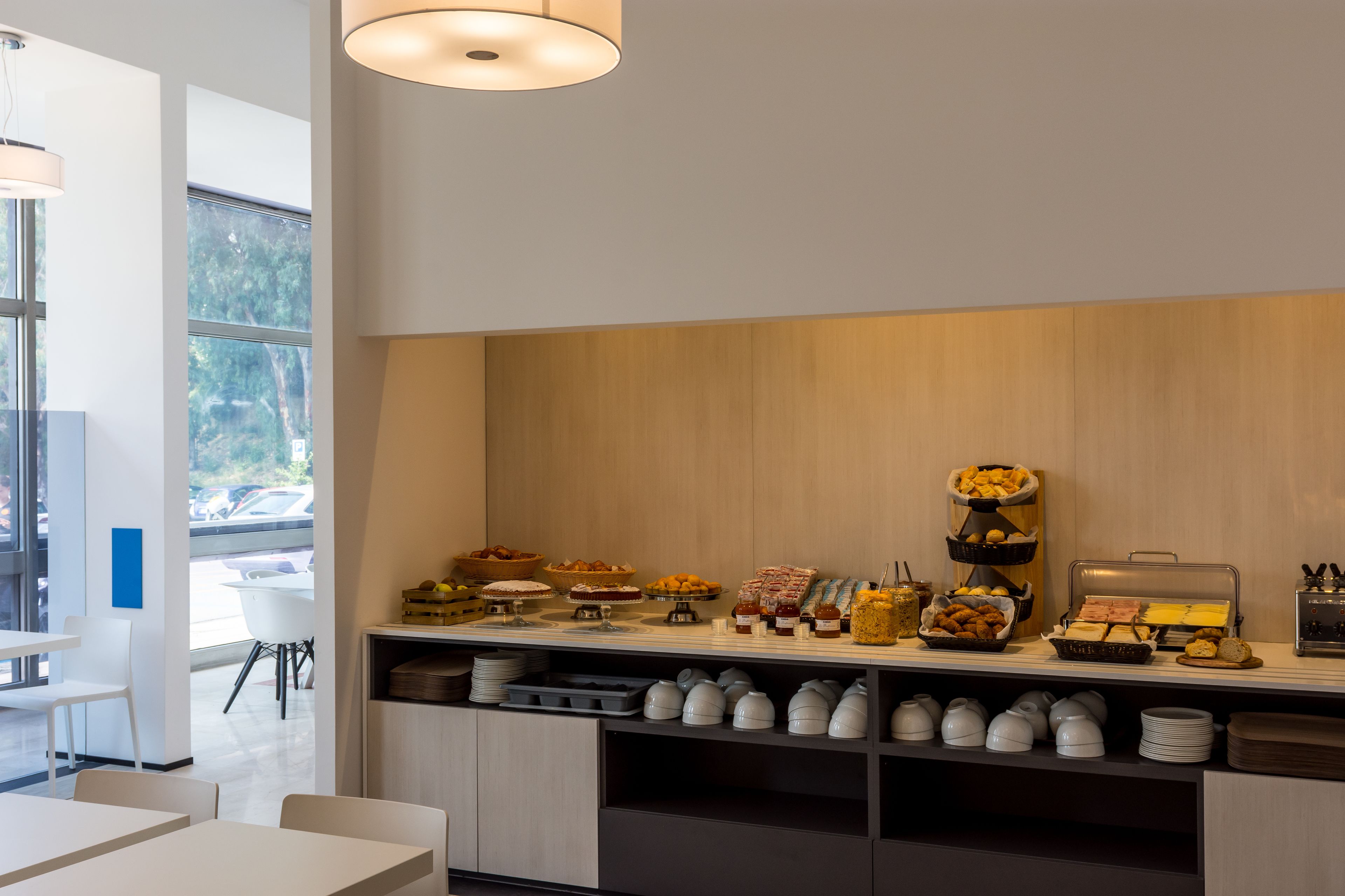 Petit déjeuner buffet (7.90 EUR par personne)