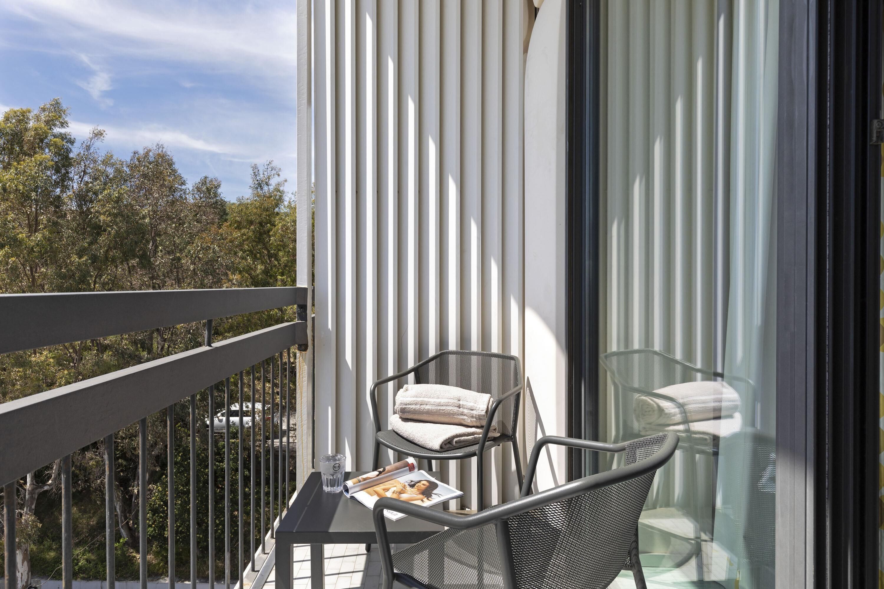 Habitación con 2 camas individuales, Terraza | Caja de seguridad en la habitación y escritorio 