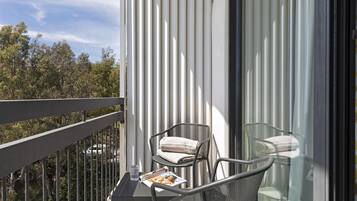 Habitación con 2 camas individuales, Terraza | Caja de seguridad en la habitación y escritorio