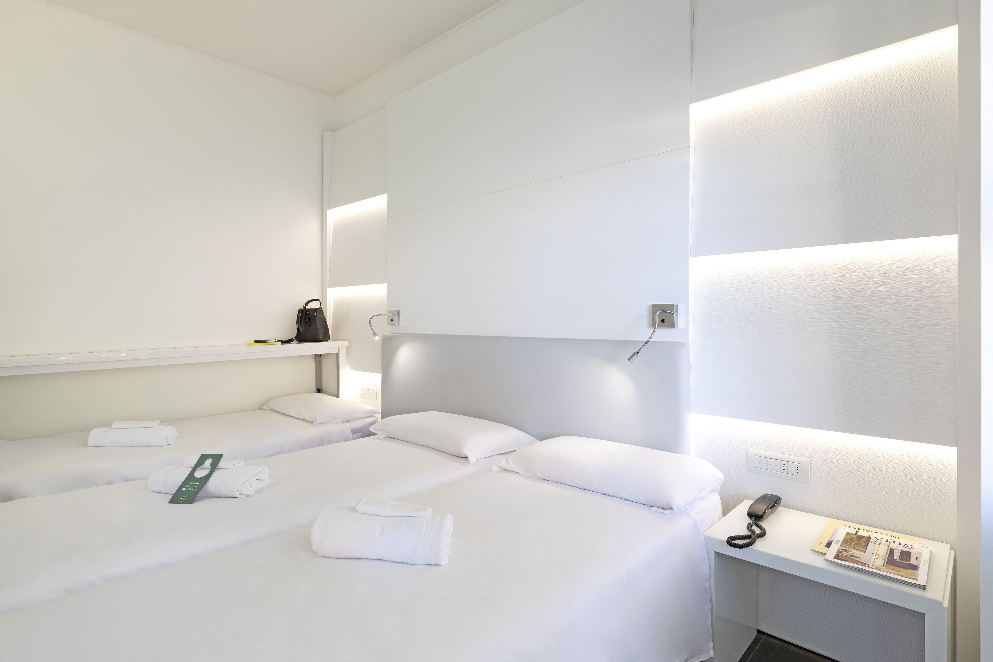 Standaard driepersoonskamer, niet-roken | Een kluis op de kamer, een bureau, een strijkplank/strijkijzer