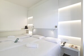 Standaard driepersoonskamer, niet-roken | Een kluis op de kamer, een bureau, een strijkplank/strijkijzer