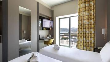 Una cassaforte in camera, una scrivania, ferro/asse da stiro