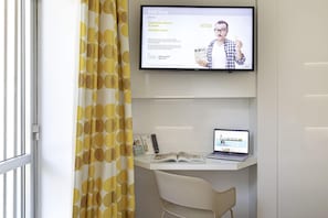 Coffres-forts dans les chambres, bureau, fer et planche à repasser