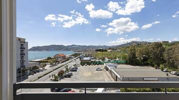 Una cassaforte in camera, una scrivania, ferro/asse da stiro