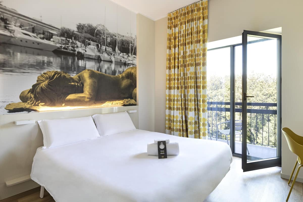 Standard Double Room | Peti besi dalam bilik, meja, seterika/papan seterika, Wi-fi percuma