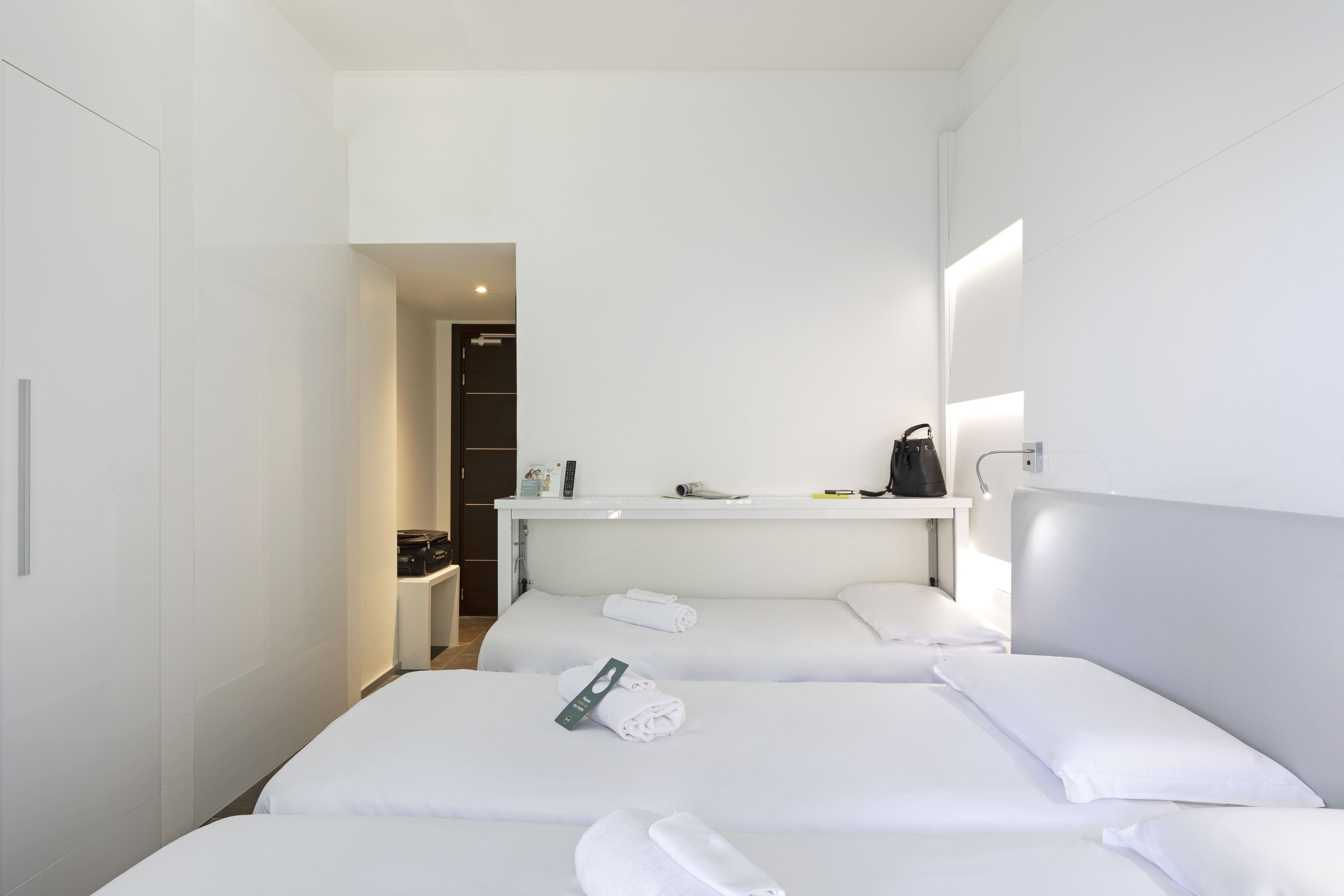 Coffres-forts dans les chambres, bureau, fer et planche à repasser