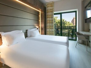 Tomannsrom, terrasse | Safe på rommet, skrivebord, strykejern/-brett og wi-fi (inkludert)