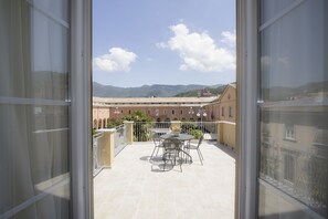 Quarto superior, 1 quarto, terraço, vista para a cidade | Sacada