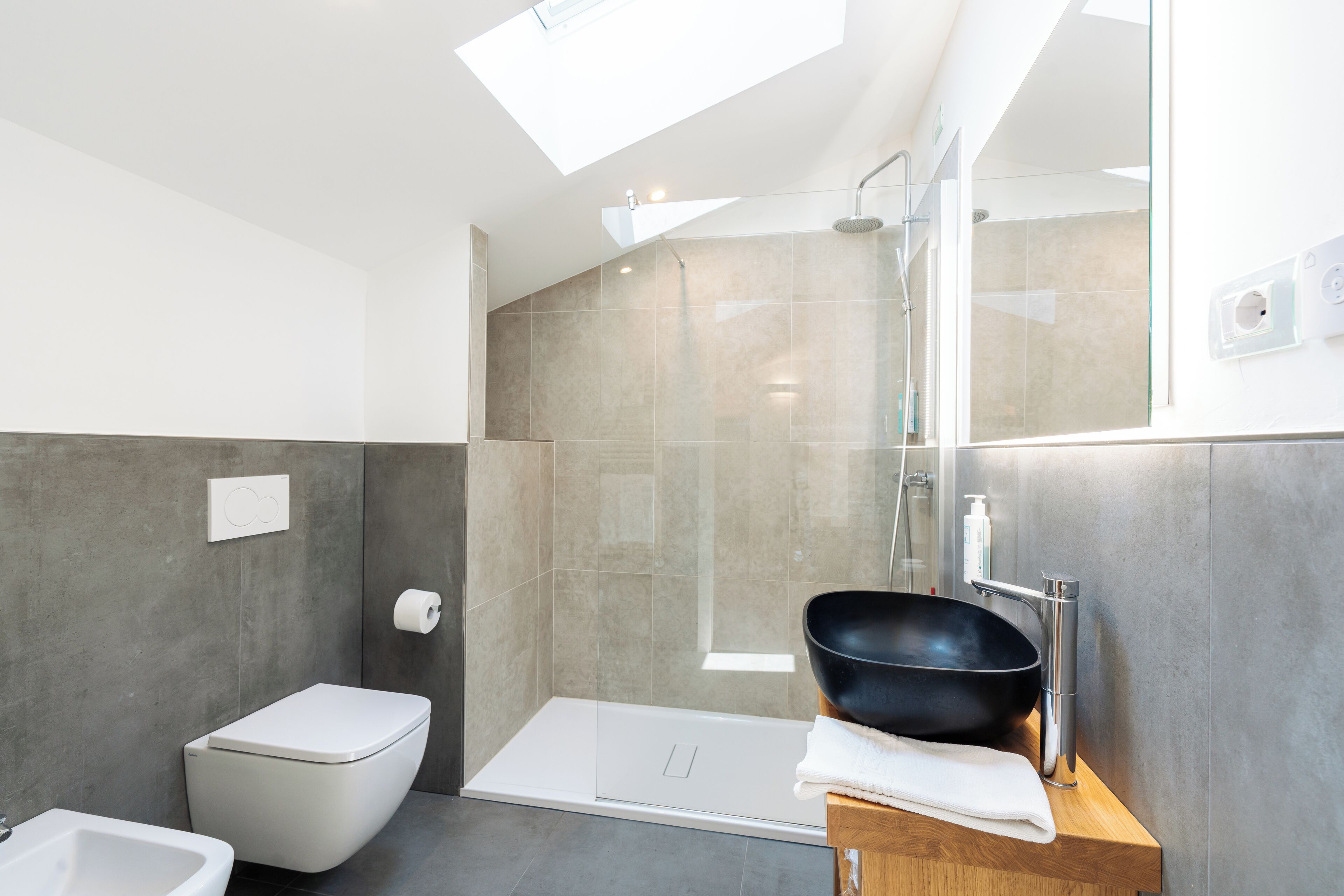 Double Room (Mansarda/Attic room) | Bathroom | Shower, rainfall showerhead, free toiletries, hair dryer