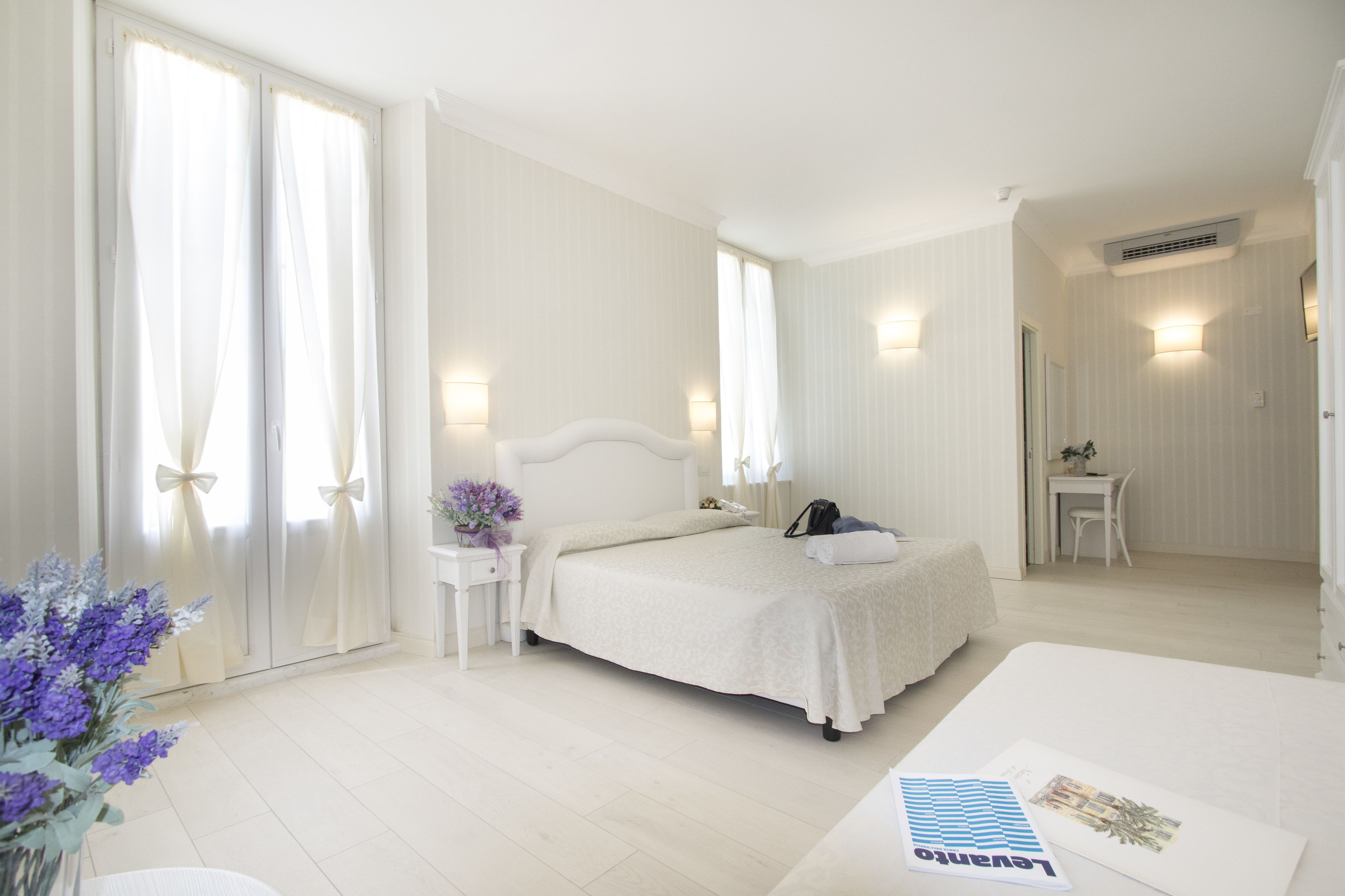 Superior-Zimmer, 1 Schlafzimmer, Terrasse, Stadtblick | Italienische Bettbezüge von Frette, hochwertige Bettwaren, Zimmersafe