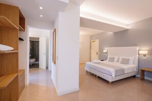 Quarto quádruplo conforto | Lençóis italianos Frette, roupas de cama premium, cofres nos quartos