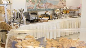 Un buffet allestito con diversi cibi e macchine da caffè.