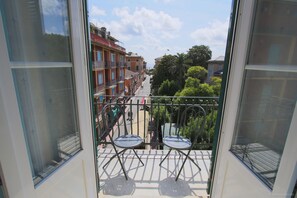 Habitación superior, 1 habitación, balcón | Vista desde la propiedad