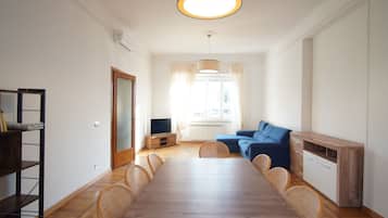 Appartamento, 4 camere da letto, vista città (Edificio separato/ Separated building) | Area soggiorno | TV LCD