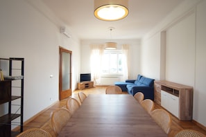 Apartment, 4 Bedrooms, City View (Edificio separato/ Separated building) | Living area
