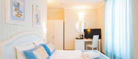 Superior Room, 1 Bedroom, Balcony | Frette Italian sheets, premium bedding, in-room safe, desk