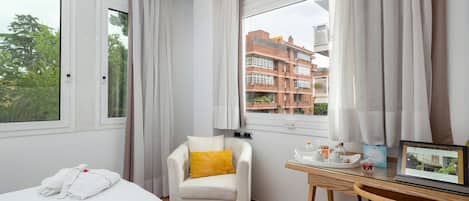 Minibar, in-room safe, desk, laptop workspace