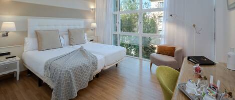 Minibar, una cassaforte in camera, una scrivania, postazione laptop