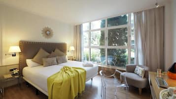 Superior tweepersoonskamer | Een minibar, een kluis op de kamer, een bureau, een laptopwerkplek