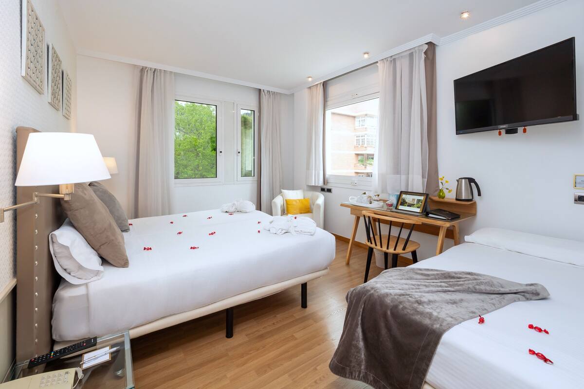 Minibar, két bảo mật tại phòng, bàn 